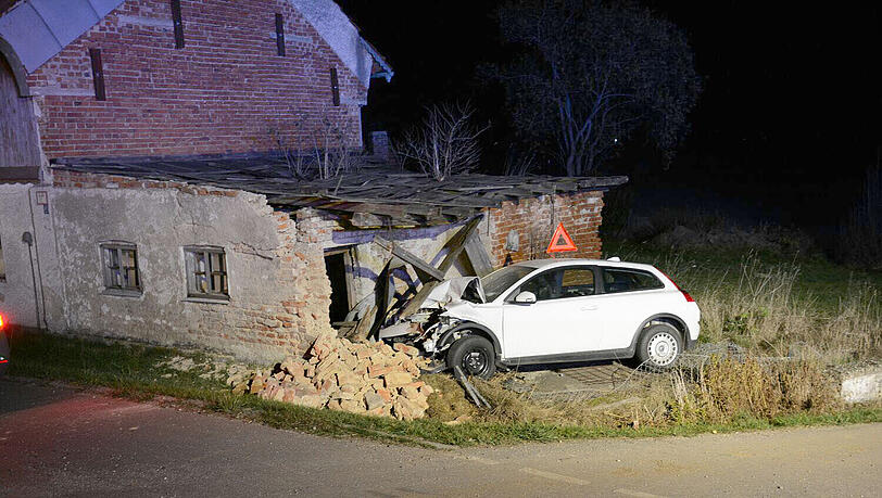 Der Mann krachte mit seinem Auto in ein unbewohntes Haus Der Mann krachte mit seinem Auto in ein unbewohntes Haus