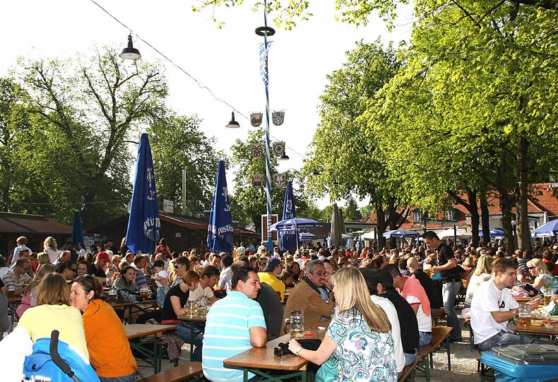 Die Stimmung im Hirschgarten ist ausgelassen und fröhlich. Jetzt wird wegen der Live-Übertragung der Fußball-WM gestritten.