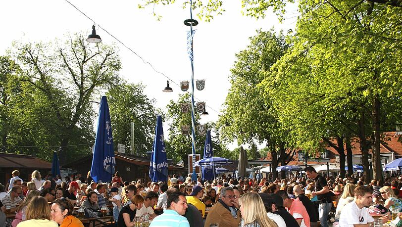 Die Stimmung im Hirschgarten ist ausgelassen und fröhlich. Jetzt wird wegen der Live-Übertragung der Fußball-WM gestritten.
