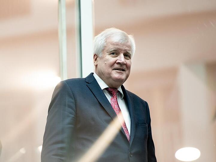 Innenminister Horst Seehofer (CSU) war zuletzt zunehmend unter Druck geraten, weil binationale Paare bereits wochenlang eine Lösung angemahnt hatten.