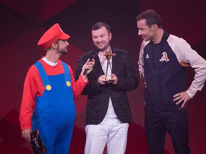 Youtuber Dominik Neumeyer alias Domtendo (M.) neben Moderator Kai Pflaume (r.): Er gewinnt in der Kategorie "Best of Lets play & gaming".