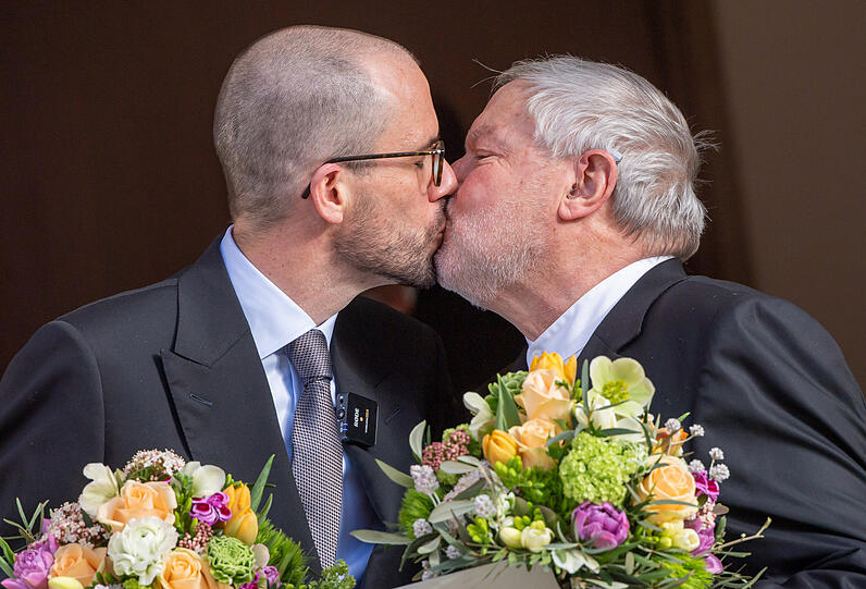 Anselm Bilgri (r, 67) und sein Mann Markus küssen sich nach ihrer Trauung vor dem Münchner Standesamt in der Mandlstraße.