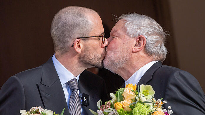 Anselm Bilgri (r, 67) und sein Mann Markus küssen sich nach ihrer Trauung vor dem Münchner Standesamt in der Mandlstraße.