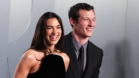 Dua Lipa und Callum Turner genie&szlig;en ihre erste Zeit als Ehepaar.