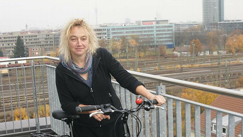 „Das kommt zu meinem Freund“: Schon immer fährt Brigitte Nominikat mit dem Radl in die Arbeit. „Es geht einfach schneller. Und man hat seine Ruhe.“ Sie wohnt am Rotkreuzplatz, ihr Freund in Daglfing. Von einer der beiden Wohnungen fährt sie täglich zum Klinikum Rechts der Isar in Haidhausen und zurück.
Das neue Rad? „Das kommt zu meinem Freund, so hab’ ich immer eines da“, sagt Brigitte Nominikat. Ihr Radl lässt sie nur stehen, wenn’s draußen eisig und glatt ist. „Das kommt zu meinem Freund“: Schon immer fährt Brigitte Nominikat mit dem Radl in die Arbeit. „Es geht einfach schneller. Und man hat seine Ruhe.“ Sie wohnt am Rotkreuzplatz, ihr Freund in Daglfing. Von einer der beiden Wohnungen fährt sie täglich zum Klinikum Rechts der Isar in Haidhausen und zurück.
Das neue Rad? „Das kommt zu meinem Freund, so hab’ ich immer eines da“, sagt Brigitte Nominikat. Ihr Radl lässt sie nur stehen, wenn’s draußen eisig und glatt ist.