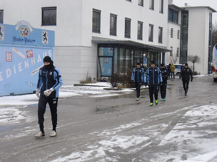 Hart , härter, Alexander Schmidt. Der Trainer des TSV 1860 schickte seine Jungs am Montagvormittag trotz klirrender Kälte, Schneeregen und schneebedeckten Trainingsplätzen raus zum Anschwitzen. Am Abend spielen die Löwen gegen den 1. FC Kaiserslautern. Die Bilder vom Matsch-Training