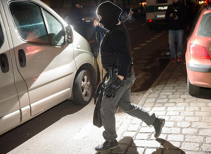 Spezialeinsatzkräfte haben am Freitag mehrere Wohnungen in Berlin durchsucht und Haftbefehle gegen Verdächtige aus der Islamistenszene vollstreckt.