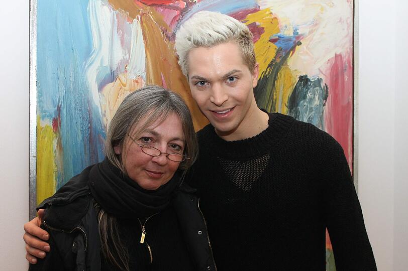 Anita Kiefl, die Strong gerade pflegt, und Julian David von der Münchner Band Voxx Club rufen zum Spenden auf.