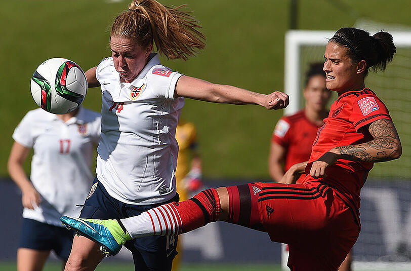 Dzsenifer Marozsan (r) war unsere Beste auf dem Platz gegen Norwegen. Hier spitzelt sie Ingrid Schjelderup den Ball weg.