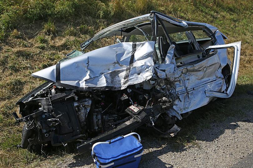 Horror-Unfall in Unterfranken: Bei dem Frontal-Crash kommen zwei Menschen ums Leben.