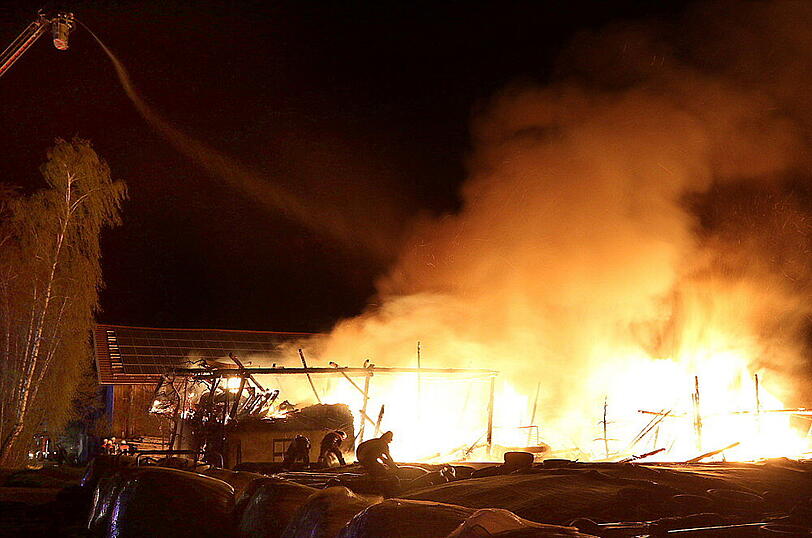 Eine komplett zerstörte Maschinenhalle und ein Großaufgebot der Feuerwehr: Die Bilder aus Baumhaum.