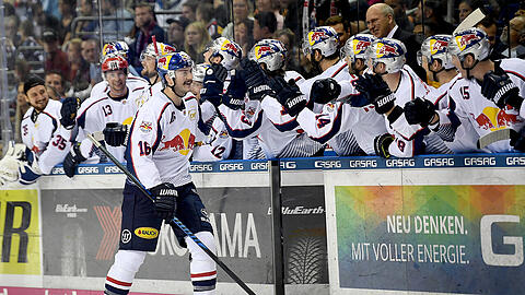 EHC-Spieler Konrad Abeltshauser (links) freut sich über seinen Treffer beim Penalty.