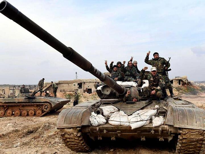 Syrische Soldaten zeigen das "Victory"-Zeichen. Die syrische Armee hat eine wichtige Stadt in der Rebellenhochburg Idlib eingenommen.