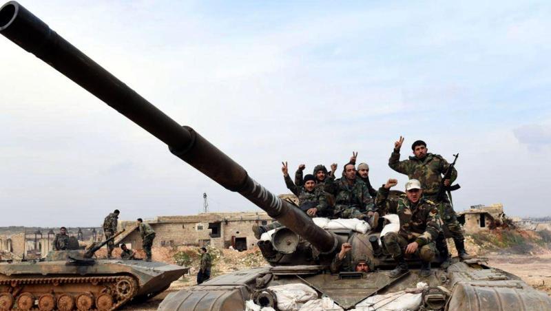 Syrische Soldaten zeigen das "Victory"-Zeichen. Die syrische Armee hat eine wichtige Stadt in der Rebellenhochburg Idlib eingenommen. Syrische Soldaten zeigen das "Victory"-Zeichen. Die syrische Armee hat eine wichtige Stadt in der Rebellenhochburg Idlib eingenommen.
