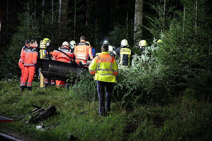 Bei dem missglückten Überholmanöver prallte ein VW Transporter frontal in einen Skoda, beide Fahrer wurden schwer verletzt.