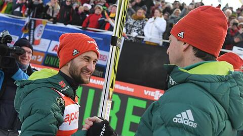 Bundestrainer Werner Schuster (r) gratuliert Markus Eisenbichler.
