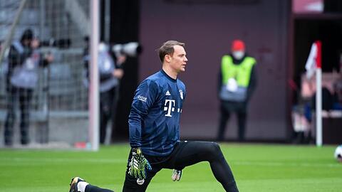 Torwart Manuel Neuer wärmt sich auf.