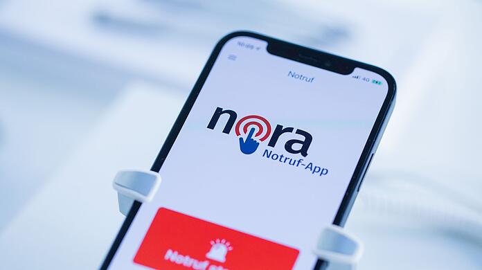 Die neue Notruf-App Nora ist auf dem Display eines Mobiltelefones zu sehen.