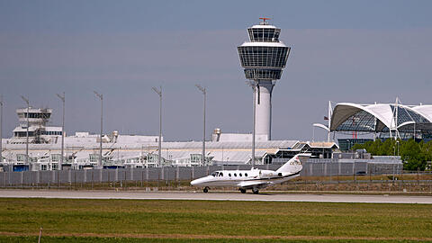 Eine kleinere Privatmaschine startet am Münchner Flughafen. (Archivbild)