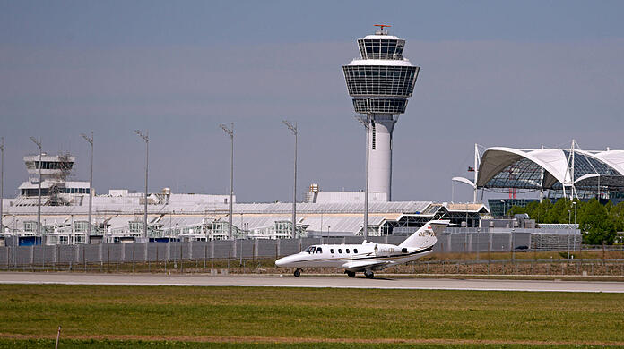 Eine kleinere Privatmaschine startet am Münchner Flughafen. (Archivbild)