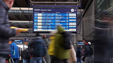 Am Münchner Hauptbahnhof kam es im Feierabendverkehr vereinzelt zu Verspätungen. (Archivbild)
