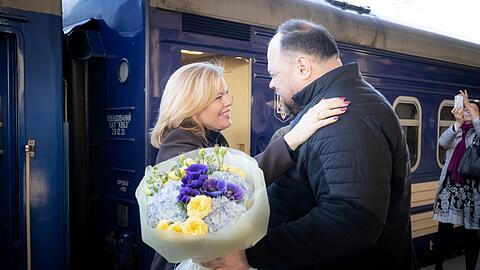 Kl&ouml;ckner wurde vom ukrainischen Parlamentspr&auml;sidenten Ruslan Stefantschuk am Bahnsteig in Kiew empfangen.
