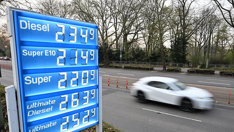 Die K&auml;mpfe im Nahen Osten haben die Spritpreise im M&auml;rz deutlich anziehen lassen. (Archivbild)