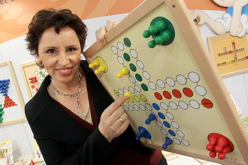 Ministerin Christine Haderthauer mit einem magnetischen &bdquo;Mensch ärgere Dich nicht&ldquo;-Spiel, das nicht beanstandet wurde.