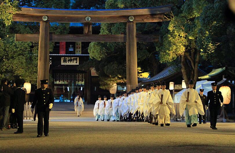Shinto-Priester verlassen den heiligen Meiji Schrein nach der Reinigungszeremonie.