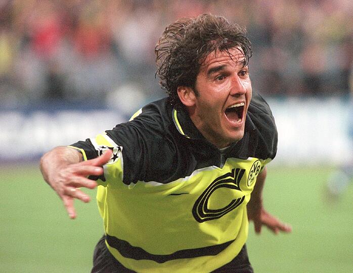 ... das gelang vier Jahre später übrigens auch Borussia Dortmund mit Stürmer Karl-Heinz Riedle...
