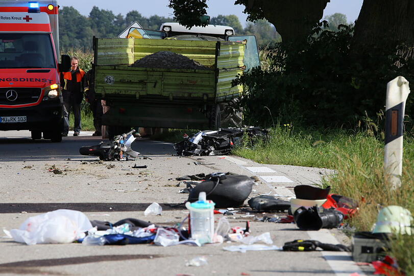 Heftiger Unfall bei Mühldorf: Ein junger Mann stürzte mit seinem Motorrad und geriet unter den Anhänger eines Traktors.
