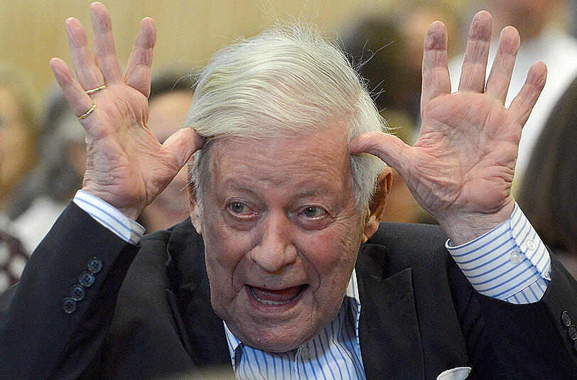 Helmut Schmidt scherzt im August 2012 mit den Kindern in der Turnhalle der Loki-Schmidt-Schule in Hamburg.