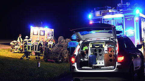 Ein Auto hat sich überschlagen. Helfer eilten zur Unfallstelle.
