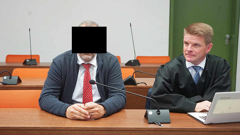 Martin R. mit seinem Anwalt vor Gericht.