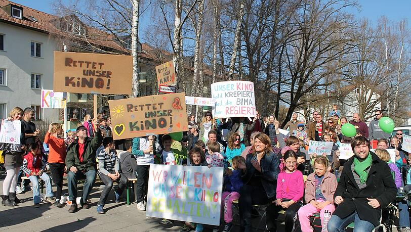 Vor dem Cincinnati Kino haben sich Kinder und Erwachsene zum Sitzstreik aufgebaut. Die Parole: "Unser Kino soll bleiben". Vor dem Cincinnati Kino haben sich Kinder und Erwachsene zum Sitzstreik aufgebaut. Die Parole: "Unser Kino soll bleiben".