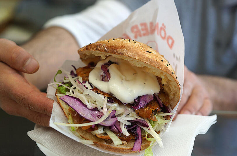 Der Imbiss Best Döner Kebab in der Plinganserstraße beim Harras frohlockt mit Döner aus Steinofen-Brot und frischen Zutaten.