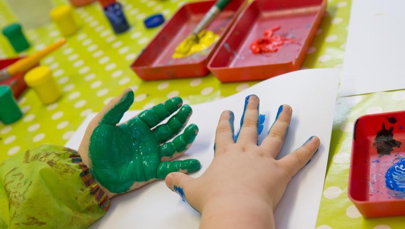 Ein Kind spielt mit Fingerfarben im Kindergarten der Katholischen Kirchengemeinde Heilig-Geist in Würzburg (Bayern). Foto: Daniel Karmann/Archiv Ein Kind spielt mit Fingerfarben im Kindergarten der Katholischen Kirchengemeinde Heilig-Geist in Würzburg (Bayern). Foto: Daniel Karmann/Archiv