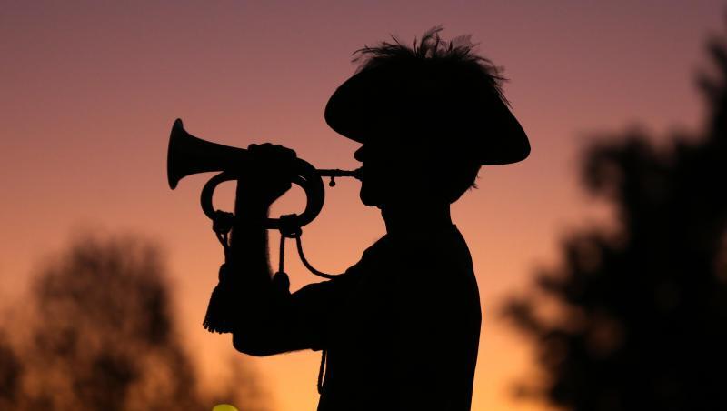 Ein australischer Soldat spielt im Morgengrauen des ANZAC-Gedenktages "The Last Post" auf der Trompete. Ein australischer Soldat spielt im Morgengrauen des ANZAC-Gedenktages "The Last Post" auf der Trompete.