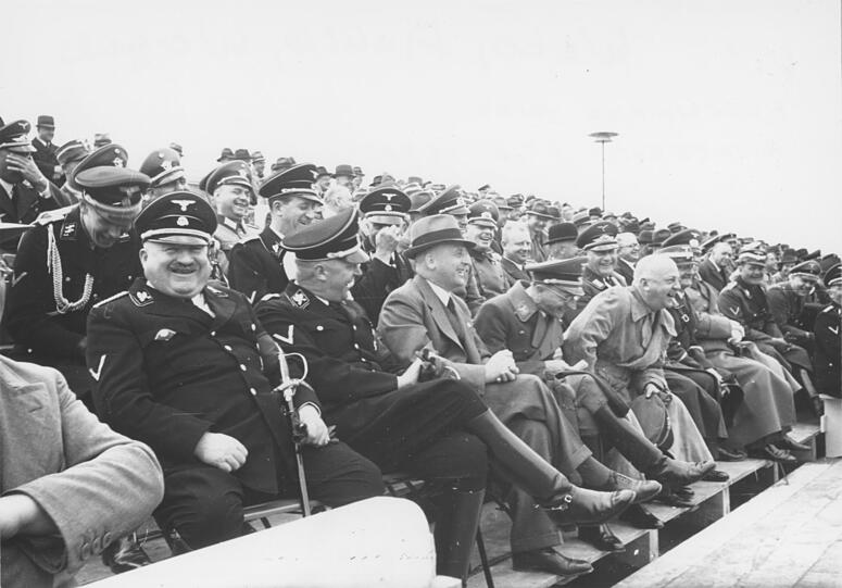Gute Laune bei den Nazis bem Richtfest in Riem 1938. Größere Veranstaltungen fanden wegen des Kriegs dann aber gar nicht mehr statt