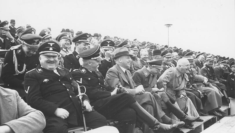 Gute Laune bei den Nazis bem Richtfest in Riem 1938. Größere Veranstaltungen fanden wegen des Kriegs dann aber gar nicht mehr statt Gute Laune bei den Nazis bem Richtfest in Riem 1938. Größere Veranstaltungen fanden wegen des Kriegs dann aber gar nicht mehr statt
