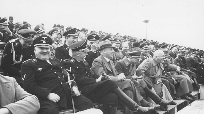 Gute Laune bei den Nazis bem Richtfest in Riem 1938. Größere Veranstaltungen fanden wegen des Kriegs dann aber gar nicht mehr statt