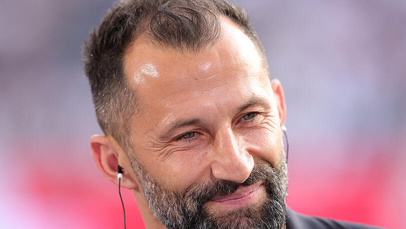 Hat gut lachen: Bayerns Sportvorstand Salihamidzic sagt: "Wir sind noch nicht bei 100%" - Klingt wie eine Drohung Hat gut lachen: Bayerns Sportvorstand Salihamidzic sagt: "Wir sind noch nicht bei 100%" - Klingt wie eine Drohung