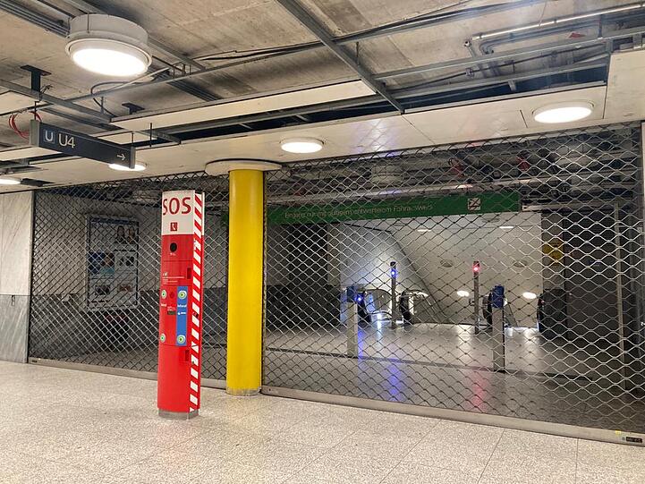 Auch die Haltestelle am Arabellapark ist abgesperrt.