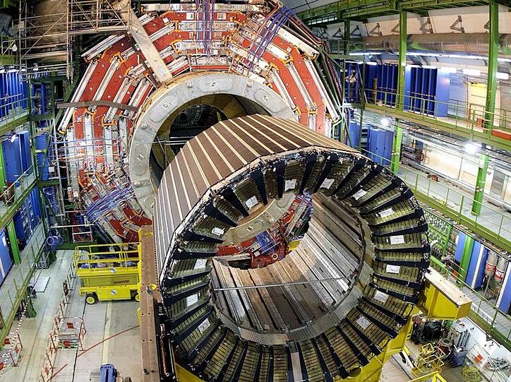 Ein riesiger Magnetkern im europäischen Teilchenforschungszentrum CERN bei Genf.