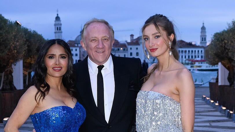 Salma Hayek posiert mit ihrem Ehemann Fran&ccedil;ois-Henri Pinault und ihrer Stieftochter Mathilde (re.) in Venedig.