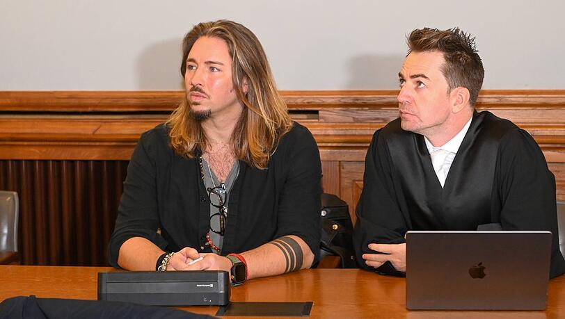 Gil Ofarim (l.) und sein Anwalt beim Auftakt des Prozesses am 7. November.