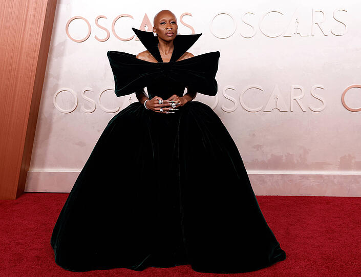 Cynthia Erivo wählte auch französische Mode. Sie flanierte in einer Robe von Louis Vuitton über den roten Teppich und hat definitiv den Hingucker des Abends. Außergewöhnlich war auch ihre Performance zusammen mit Ariana Grande. Beim Nageldesign hat sie sich definitiv von ihrem Kragen inspirieren lassen und so ihren Look perfektioniert.