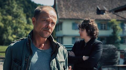 "Die Toten vom Bodensee: Schicksalsrad": Micha Oberl&auml;nder (Matthias Koeberlin, l.) und Mara Eisler (Anna Werner Friedmann) statten dem Sicherheitsmitarbeiter einen Besuch ab.