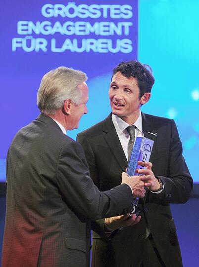 Überreicht wurde Teuber der Preis von Mercedes-Vertriebschef Joachim Schmidt.