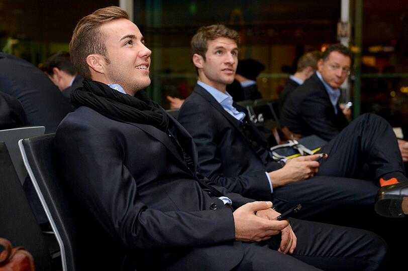 Die Bayern-Profis beim Abflug in München: Mario Götze (l) und Thomas Müller